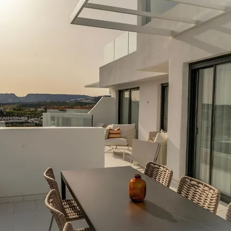 Modern Two-bedroom Coastal Retreat With Panoramic Sea Views To Africa Διαμέρισμα *