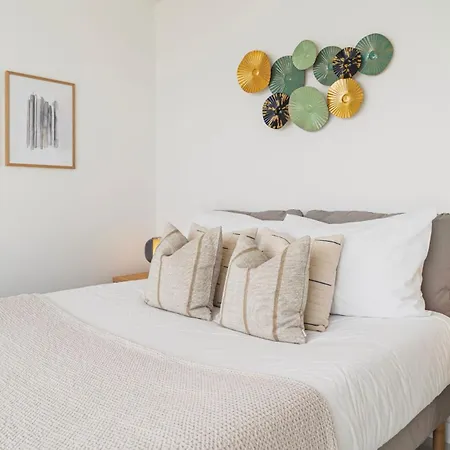 Modern Two-bedroom Coastal Retreat With Panoramic Sea Views To Africa Διαμέρισμα Εστεπόνα