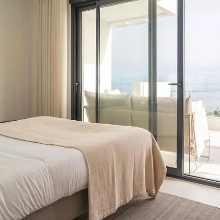 Modern Two-bedroom Coastal Retreat With Panoramic Sea Views To Africa Apartment