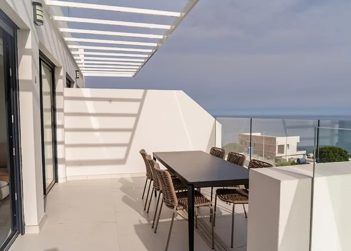 Modern Two-bedroom Coastal Retreat With Panoramic Sea Views To Africa *