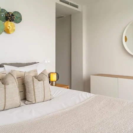 Modern Two-bedroom Coastal Retreat With Panoramic Sea Views To Africa Эстепона